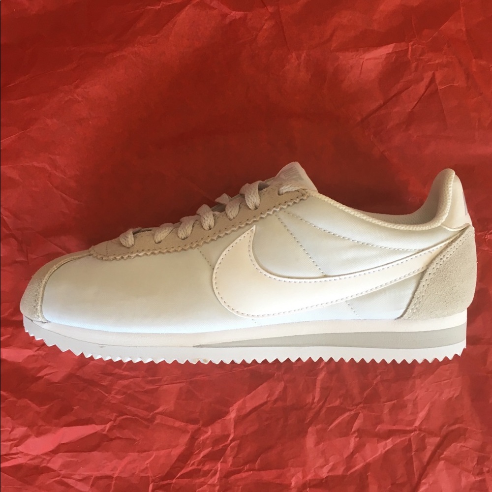 New NIKE Classic CORTEZ Platinum size 7